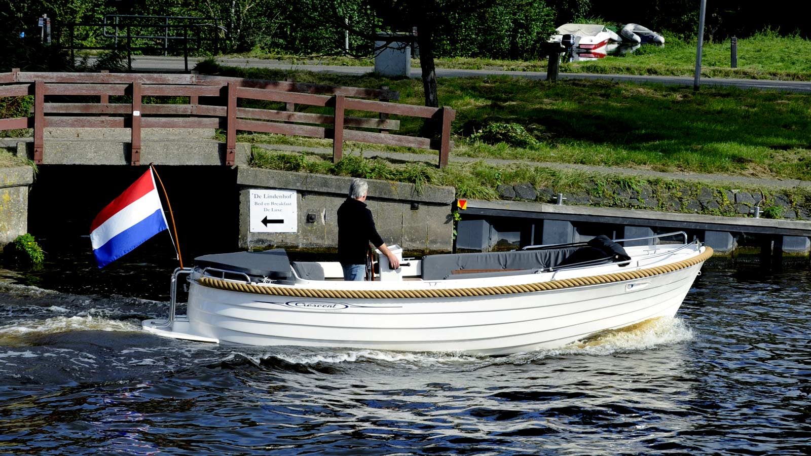 Zomerse boot 'cressentallure' op het water omringd door prachtige natuur