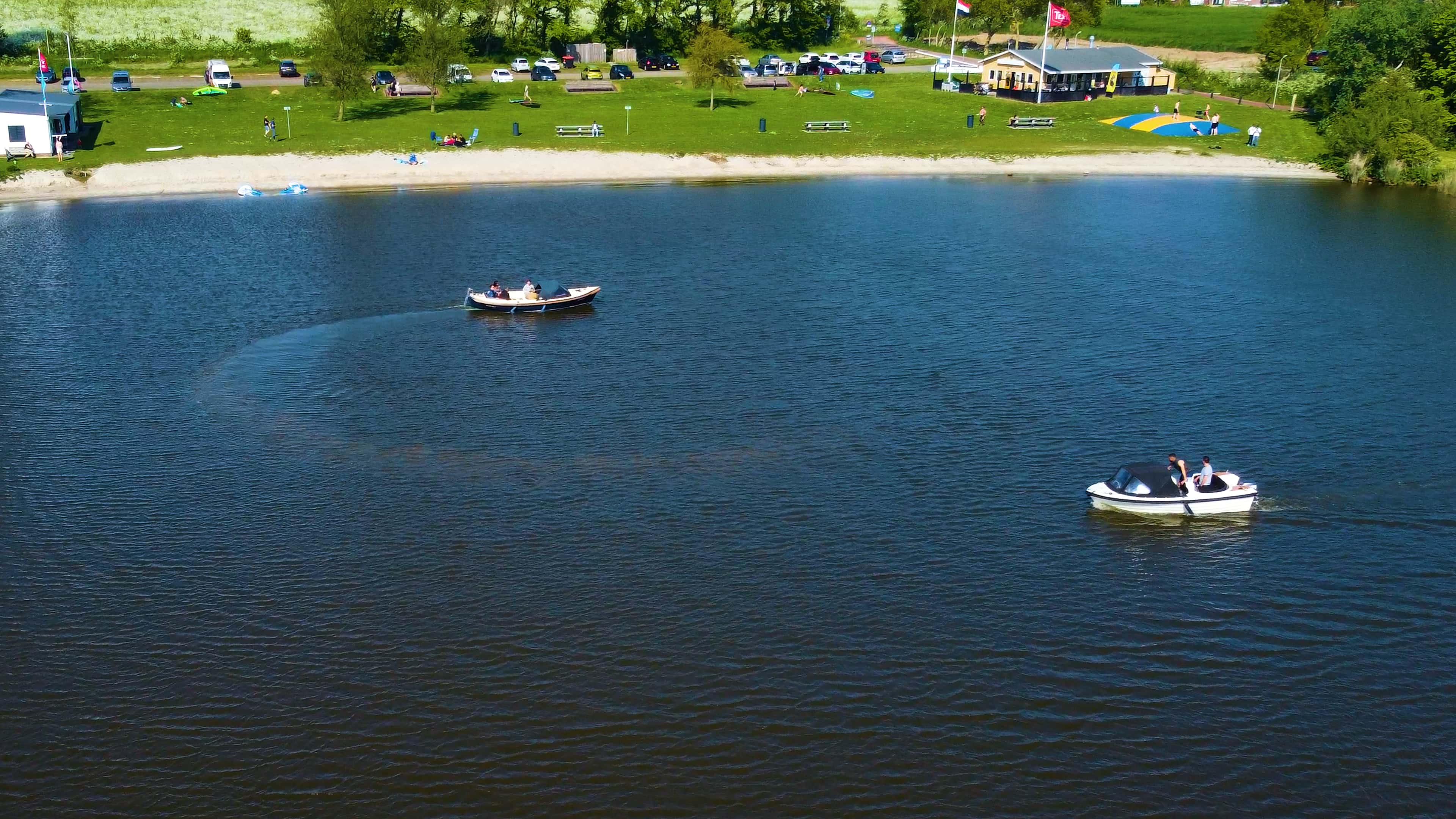 Prachtige vaarroute langs de route met helderblauw water en mooie landschappen